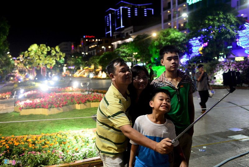 Anh: Vuot rao vao “mot” hoa o duong hoa Nguyen Hue dem be mac-Hinh-7